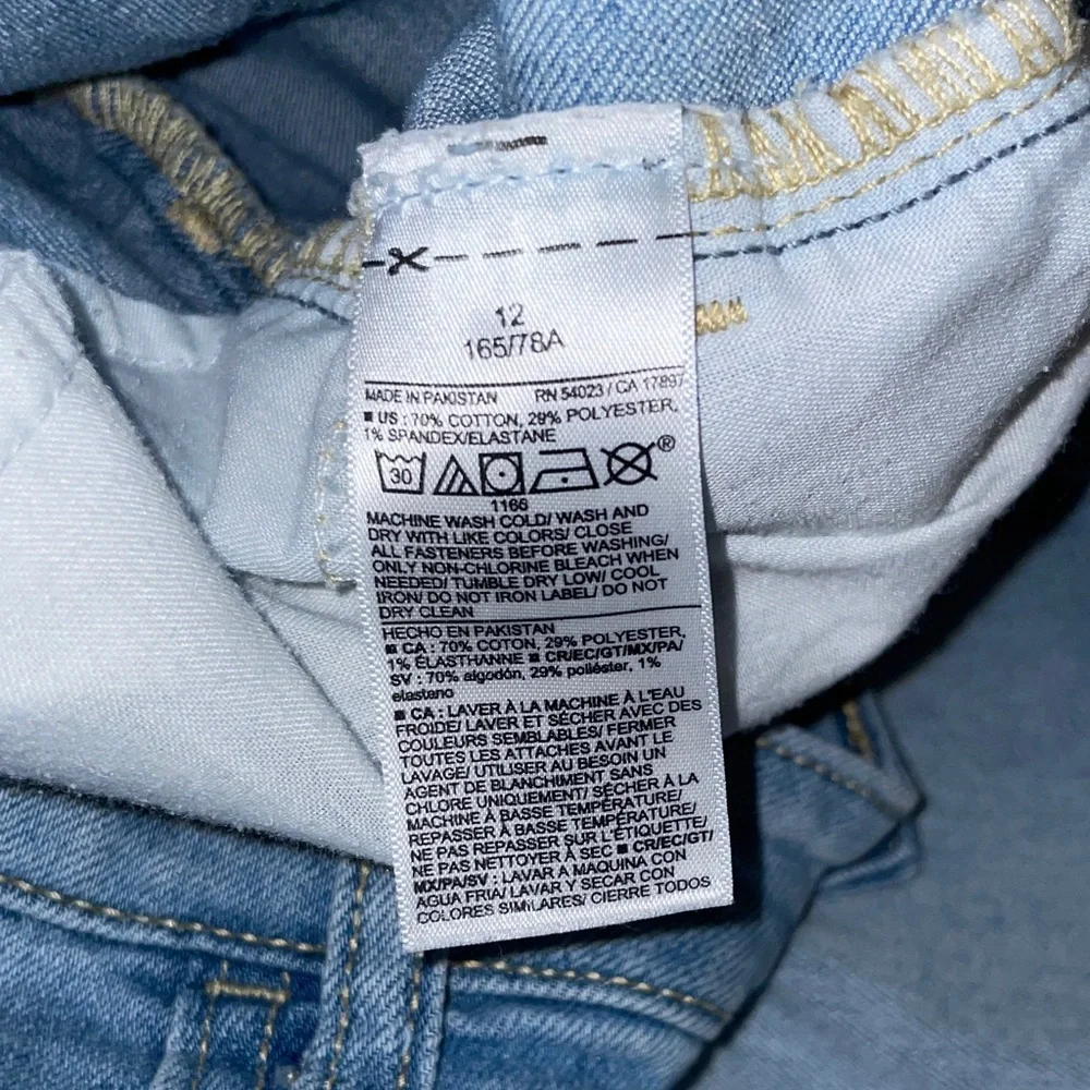 Old Navy Women's Light Blue Denim Shorts - Picture 3 of 8